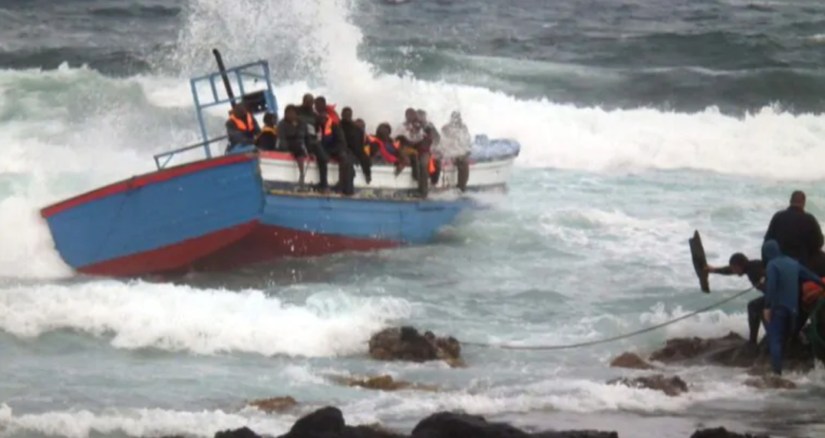 Migranti: la nave Alarm Phone sta imbarcando acqua alla deriva