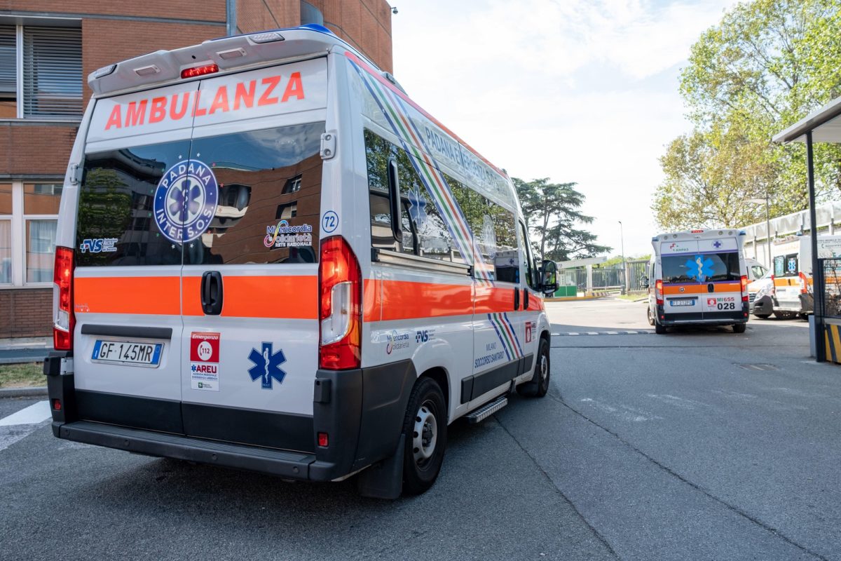 Torino, incidente all’incrocio fra tram e camion dei pompieri: ferita una donna
