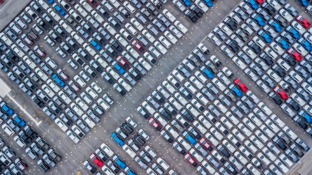 Auto nuove di colori diversi nel parcheggio dello stabilimento di produzione.jpg