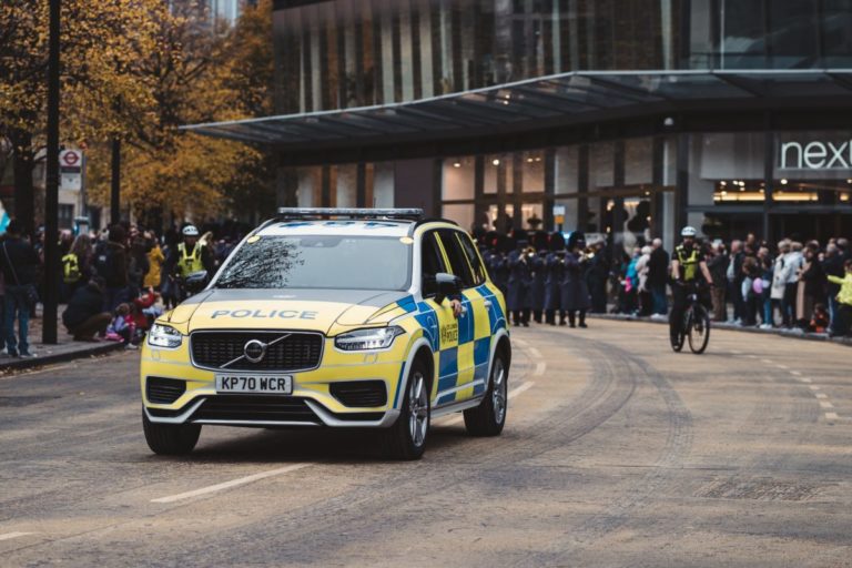 Auto polizia inglese Volvo pattuglia Police Londra.jpg