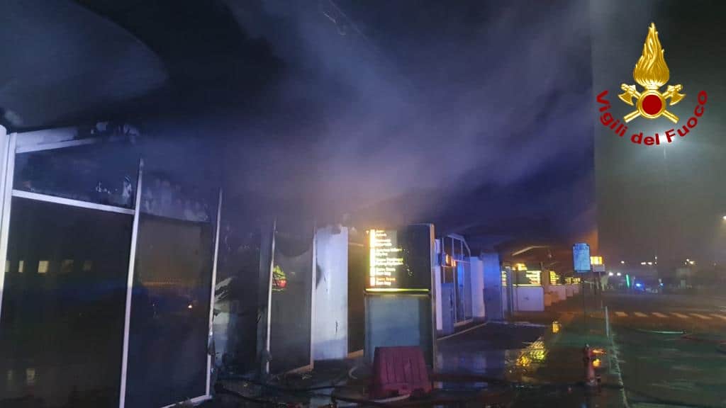 Incendio all’aeroporto di Catania: scalo chiuso fino al 19 luglio 1 Incendio aeroporto Catania.jpeg
