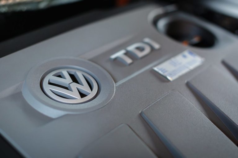 Logo Volkswagen su motore diesel TDI.jpg