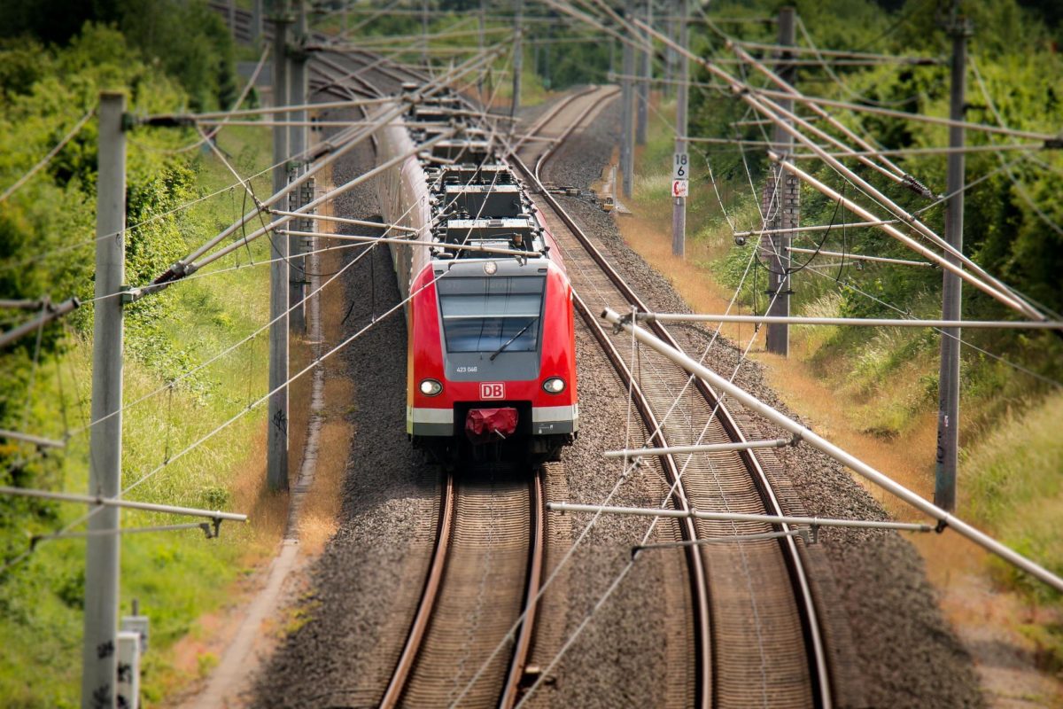 Treno in transito sui binari.jpg