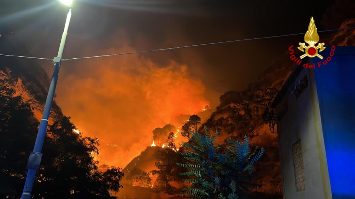 Gli incendi mettono in ginocchio la Sicilia 1 ag666aa 55227.jpg