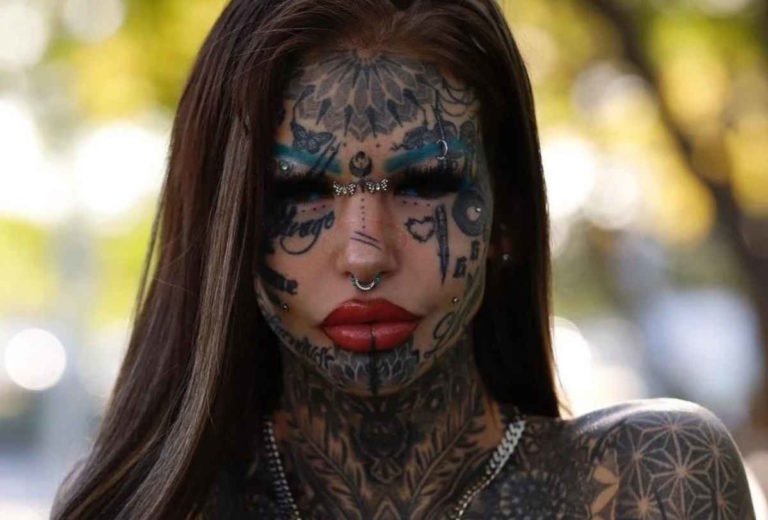 L’incredibile storia dell’influencer rimasta cieca dopo un tatuaggio agli occhi: FOTO a confronto 5 amber luke influencer cieca tatuaggio occhi.jpg