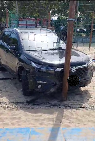 macchina in spiaggia.png