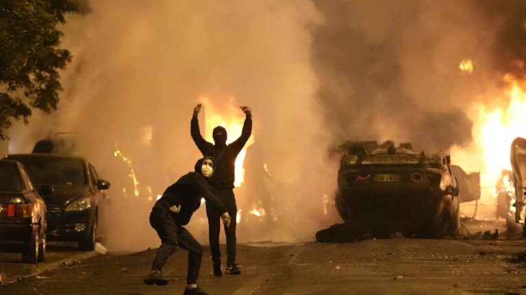 manifestanti Nanterre.jpeg