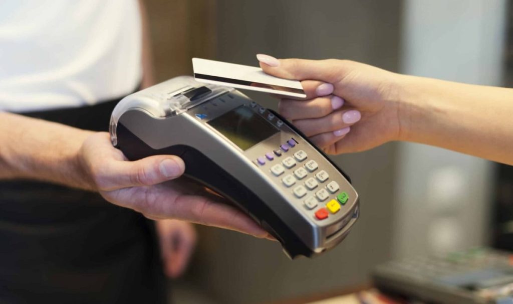 primo piano del cliente che paga con carta di credito scaled e1683266159253.jpg