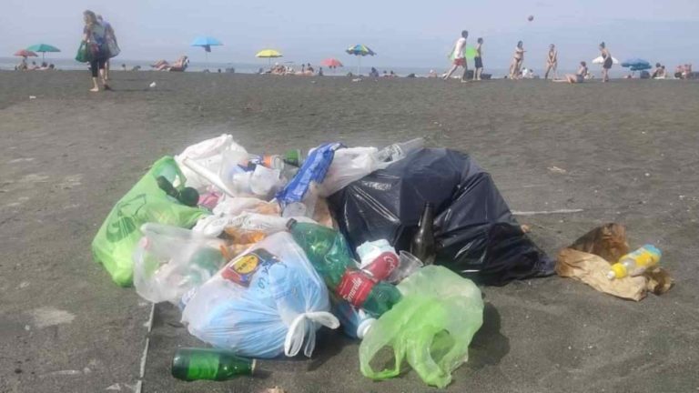 rifiuti spiaggia Ostia.jpeg