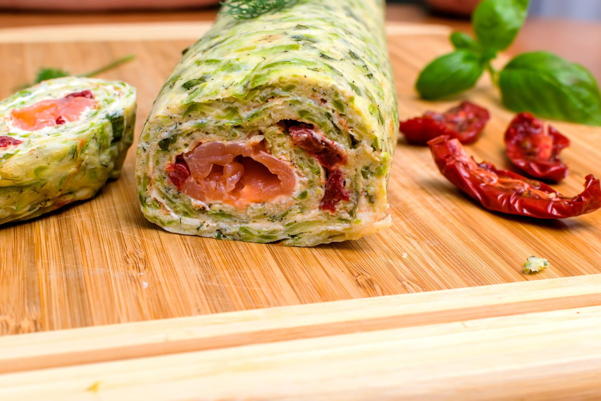 rotolo di zucchine con salmone pomodori secchi e formaggio.jpg