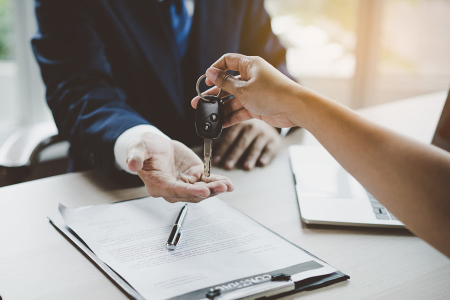 Conoscere il passato di un'auto può contribuire a ridurre il suo prezzo fino a un quinto 1 Auto,Rental,Service,Concept.,Close,Up,View,Hand,Of,Agent