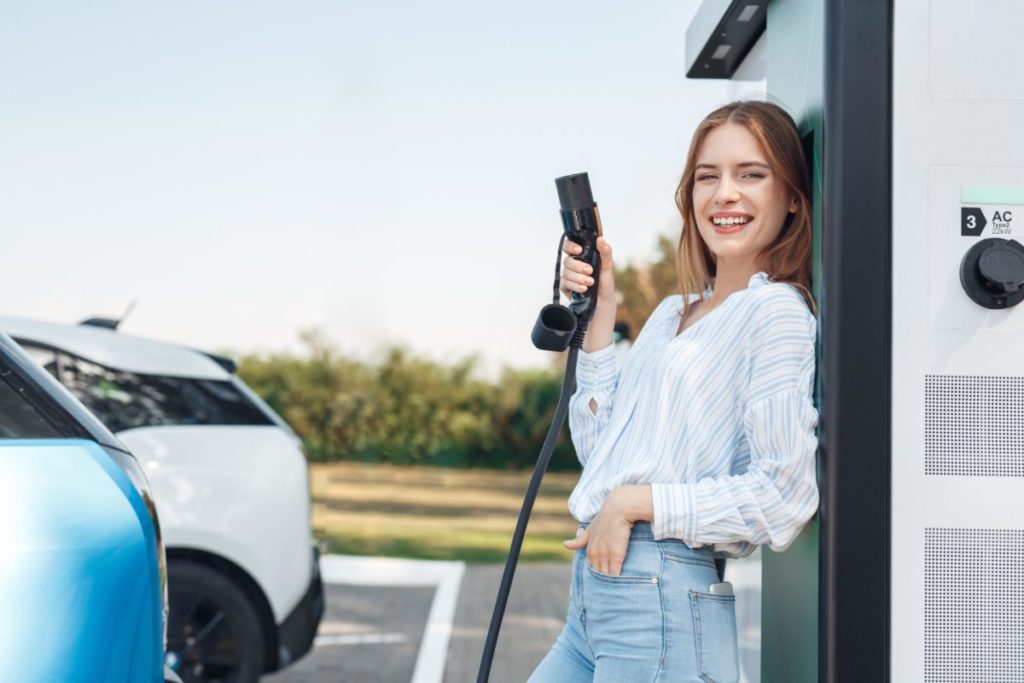 Ragazza con auto elettrica.jpg