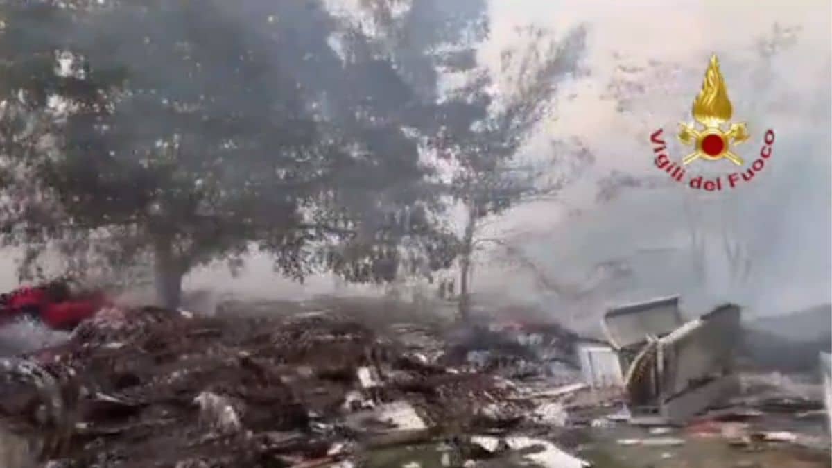 Roma incendio in una discarica abusiva.jpg