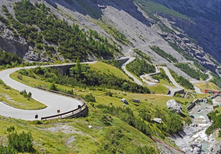 Tornanti Passo dello Stelvio.jpg