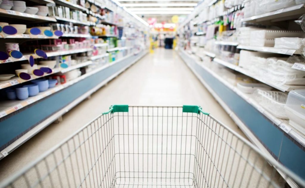 carrello della spesa nel corridoio del supermercato e1691139353250.jpg