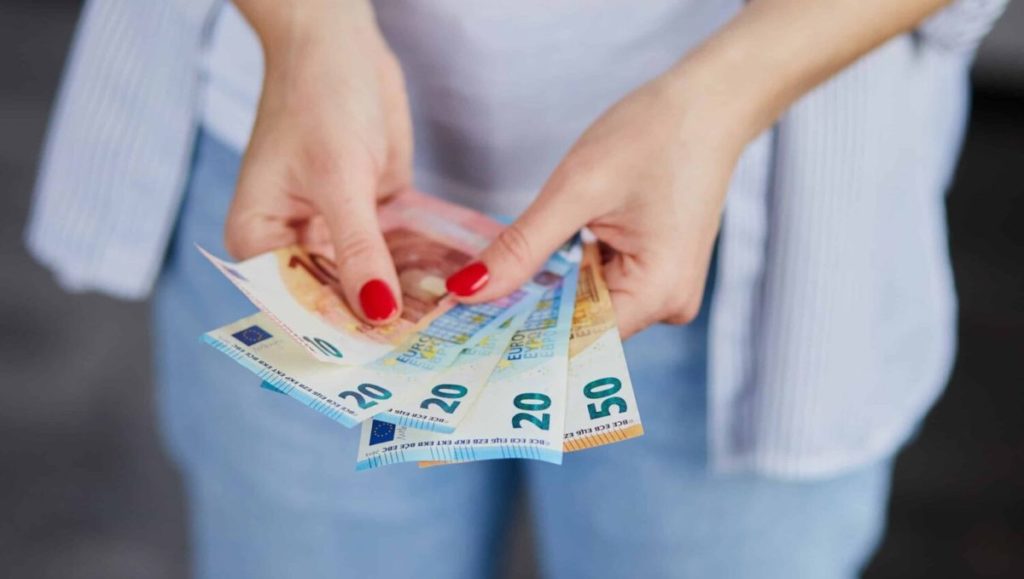 euro banconote denaro scaled e1692886318227.jpg
