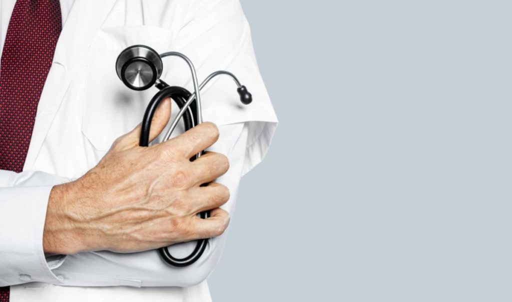la mano del medico che tiene un primo piano dello stetoscopio scaled e1682611872624.jpg