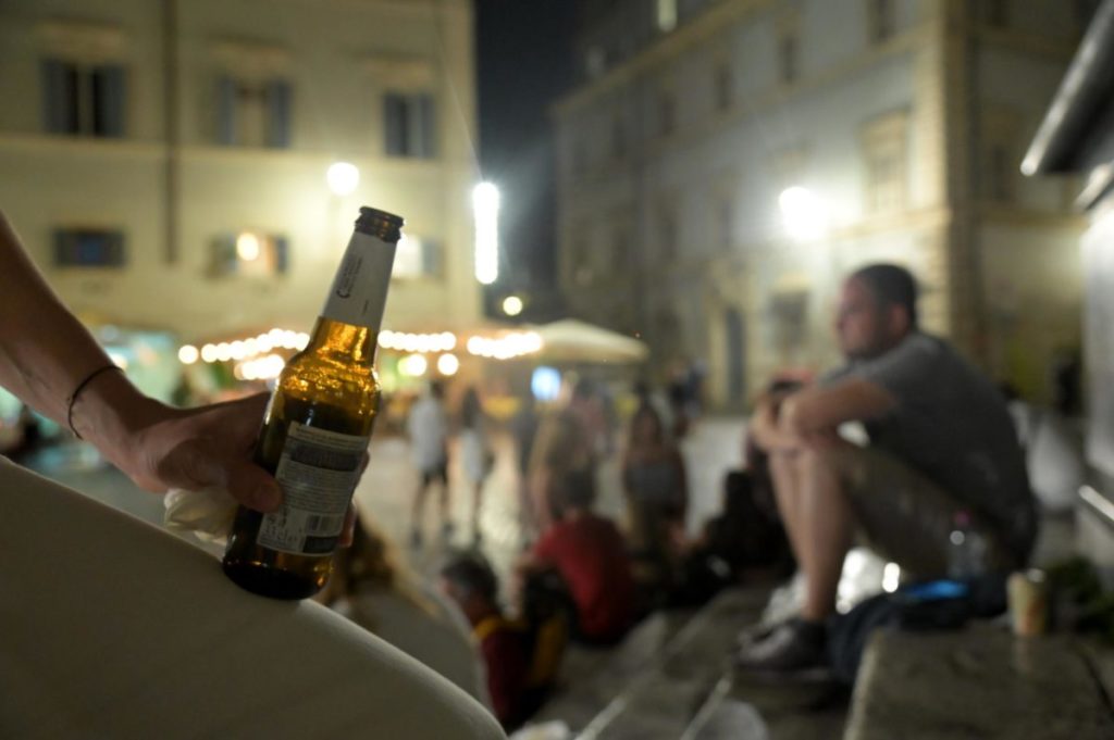 3960433 roma movida e chiasso di notte i residenti del centro protestano con striscioni alle finestre foto 10.jpg