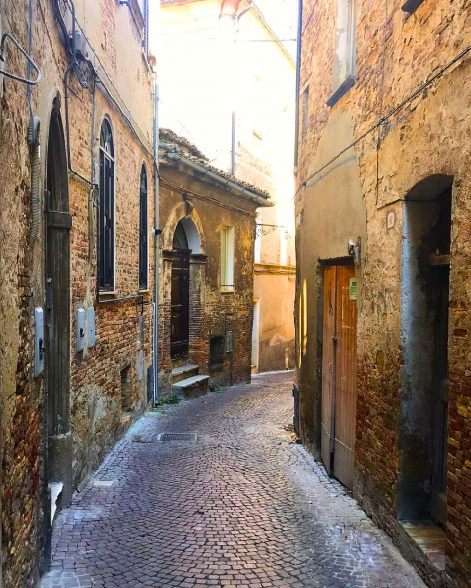 Abruzzo, weekend nel borgo dei mattoni rossi tra i più belli d'Italia: la magia del centro storico 1 Abruzzo borgo mattoni rossi 2 1040x1300.jpg