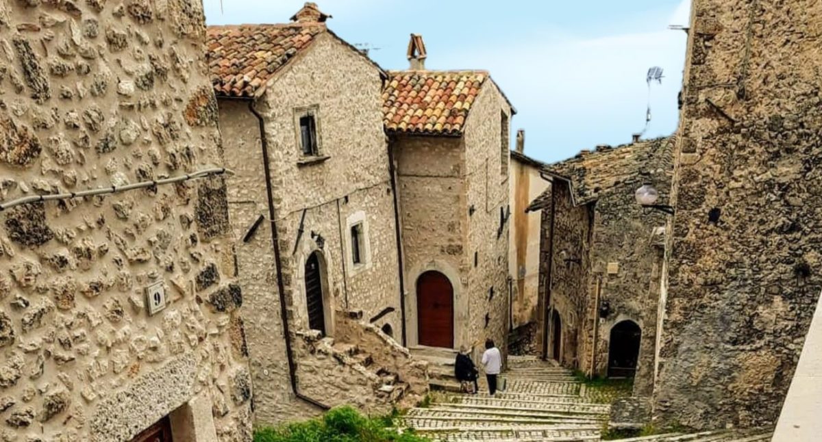 Abruzzo borgo medievale 1.jpg