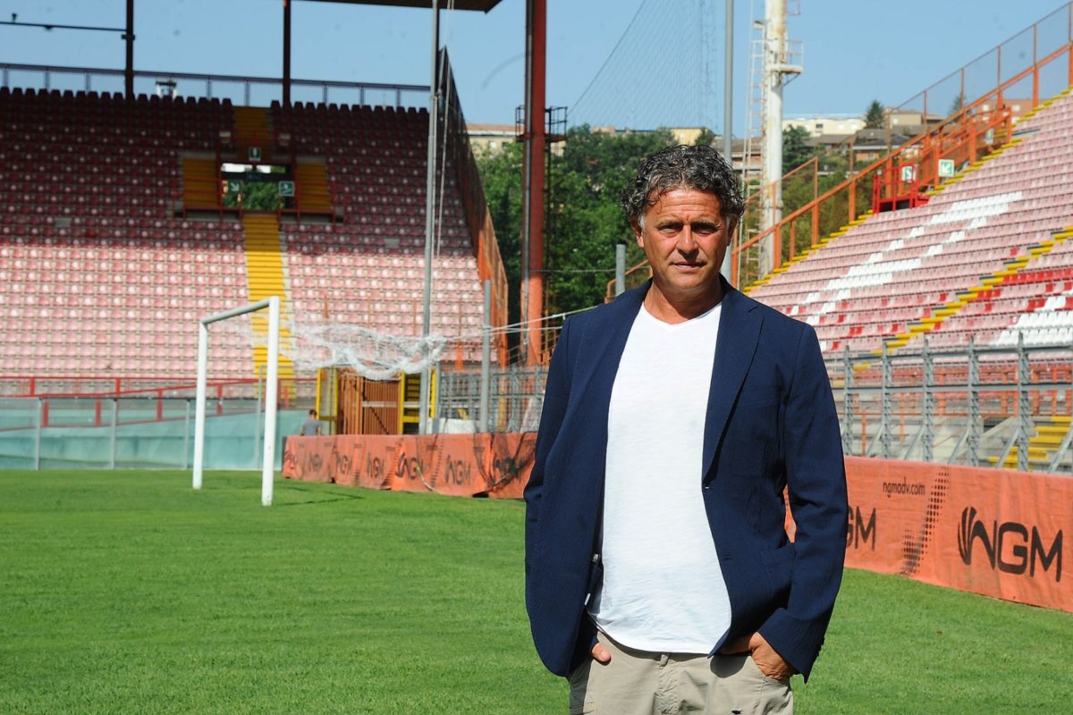 Baldini presentazione con sfondo curva nord.jpg