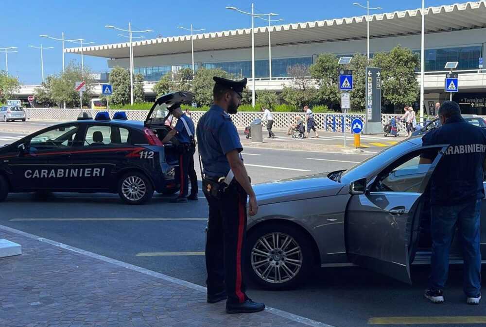 CP AEROPORTI Controlli dei Carabinieri a Fiumicino.jpg