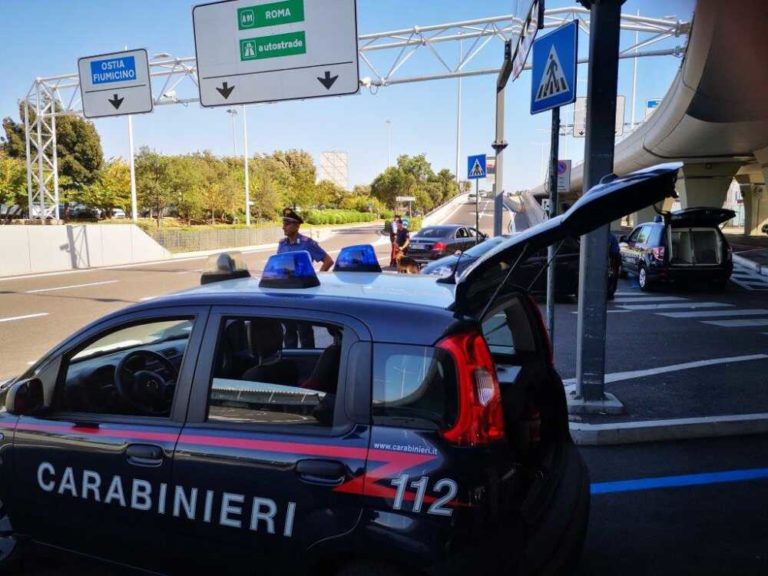 CP AEROPORTI Controlli dei Carabinieri allaeroporto di Fiumicino 3.jpg
