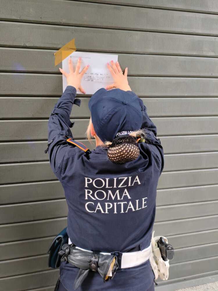 Chiusura locale Polizia Roma Capitale municipale sigilli.jpeg