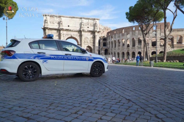 Colosseo municipale roma capitale.jpg