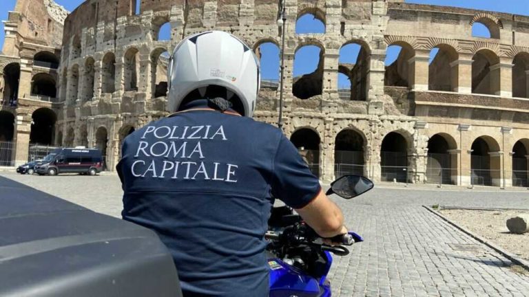 Colosseo municipale roma capitale moto.jpg