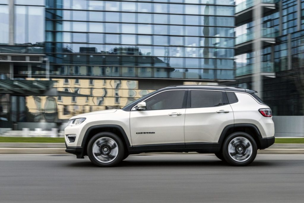 Jeep Compass durante la guida scaled.jpg
