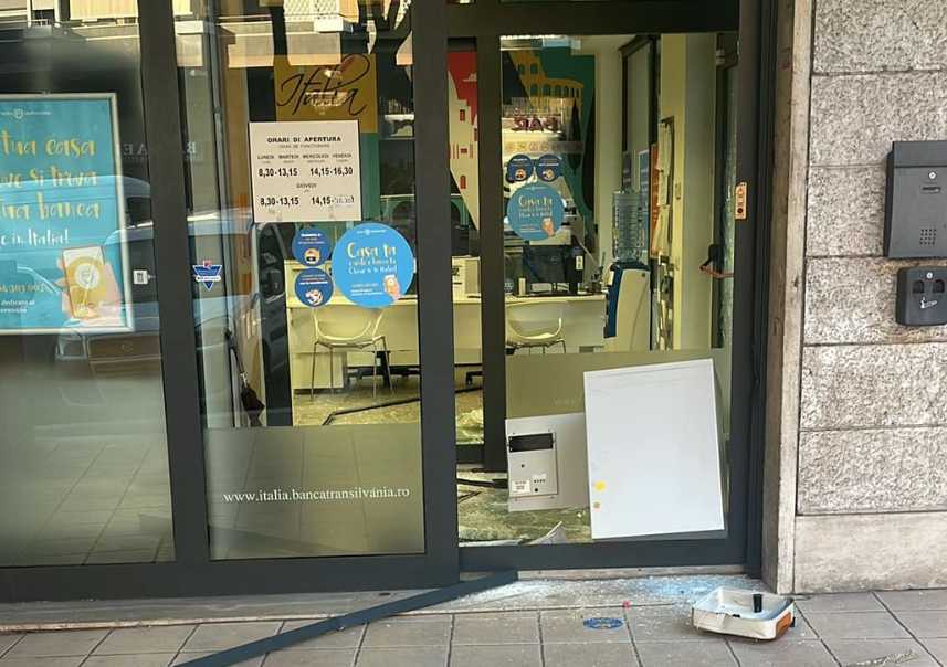 Danneggiano la vetrata e puntano le cassette della banca 1 Schermata 2023 09 12 alle 11.50.46.jpg