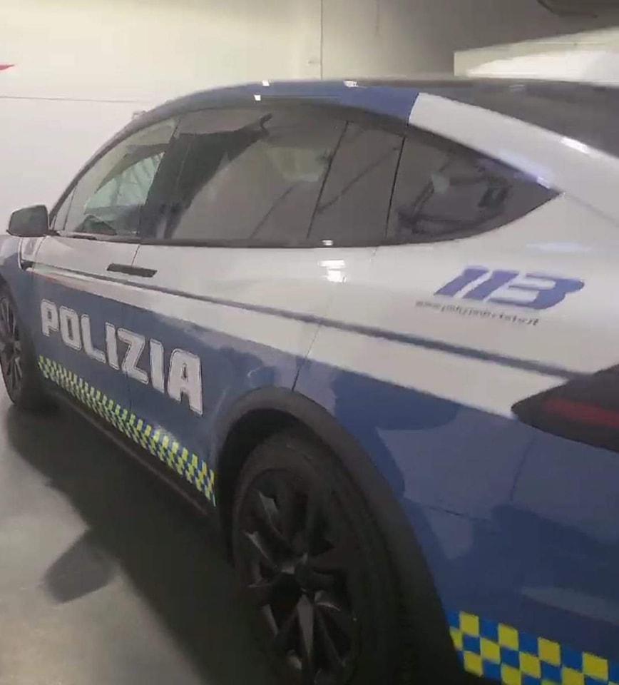 Tesla Model X Polizia retro.jpg