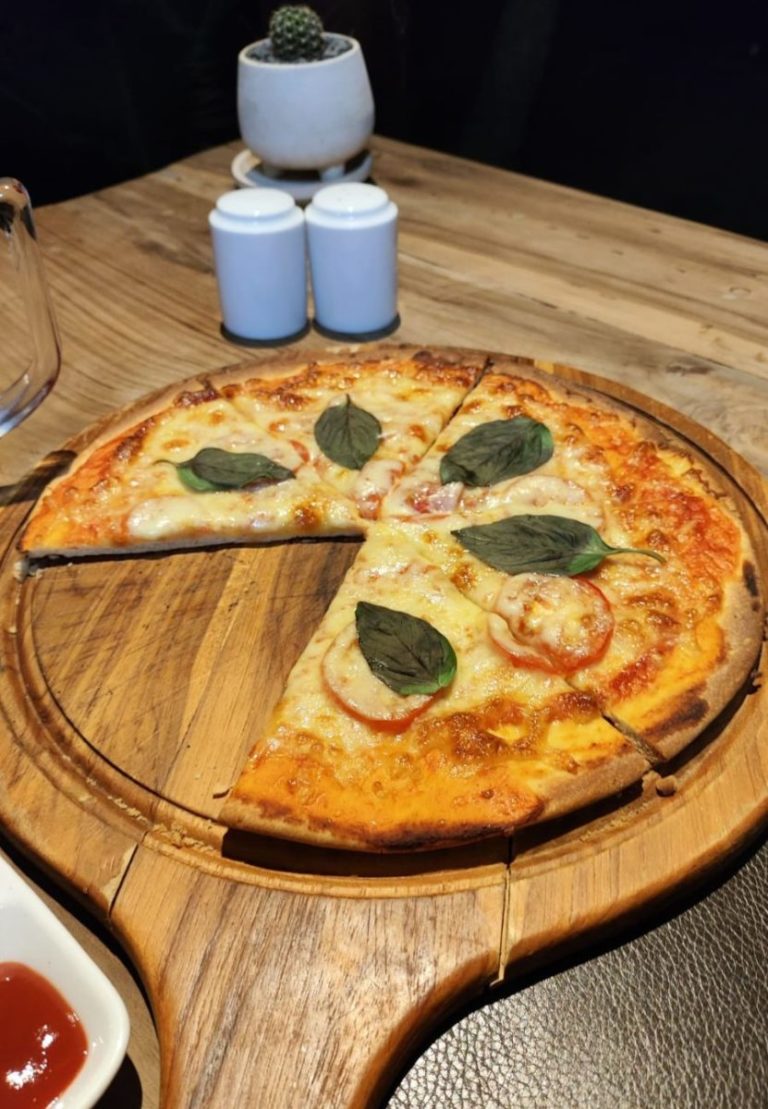 Thailandia pizza Margherita.jpg