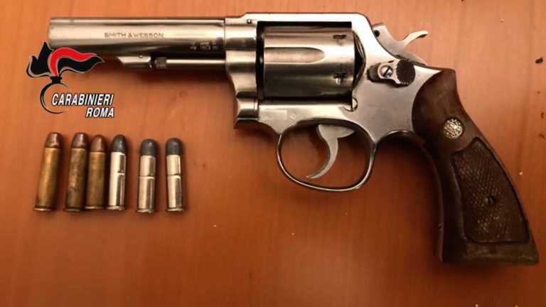 Un revolver sequestrato dai Carabinieri.jpg