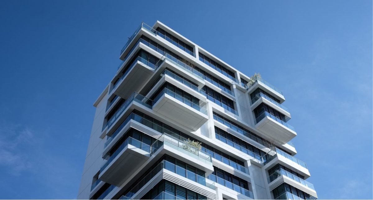 In un condominio italiano spunta un cartello assurdo: "E' severamente vietato..." 1 a 3.jpg