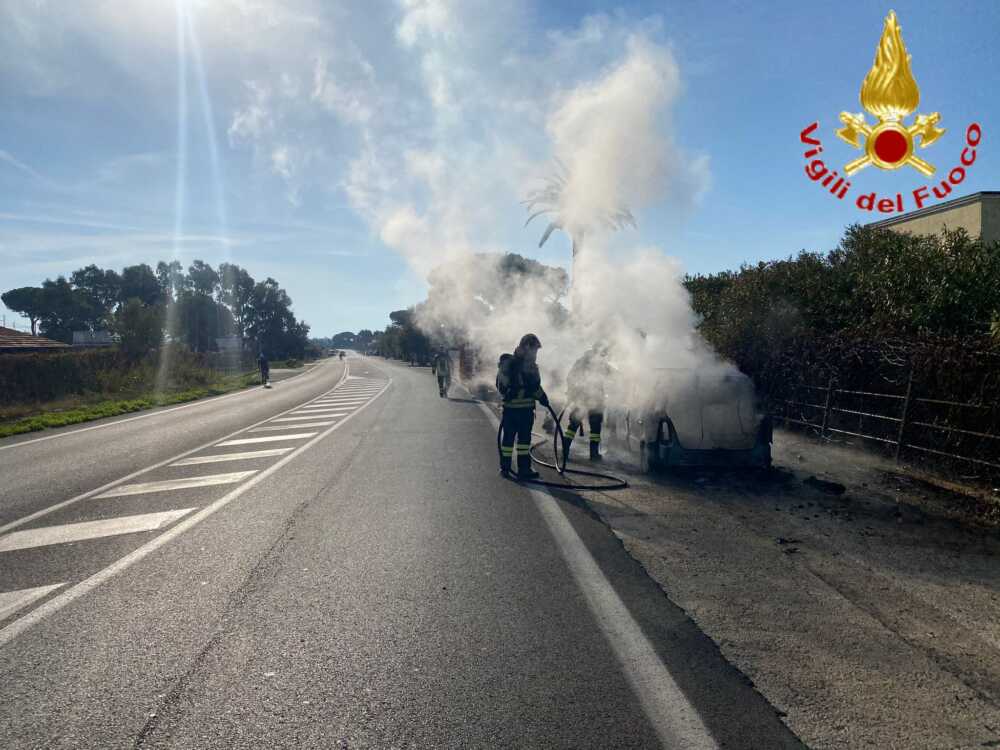 a fuoco una macchina di Santa Marinella.jpg