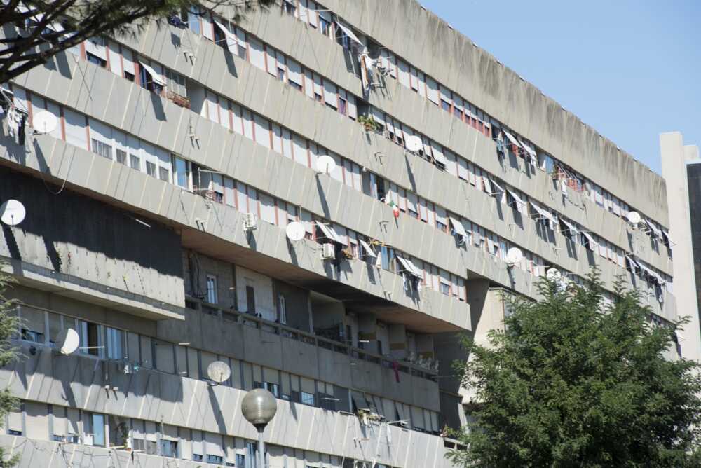 La Polizia Locale di Roma Capitale sgombera gli abusivi, blitz a Corviale 1 alloggi ater a corviale.jpg