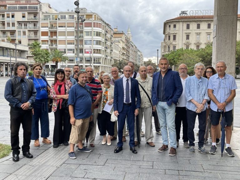 domenico pettinari con i cittadini.jpeg