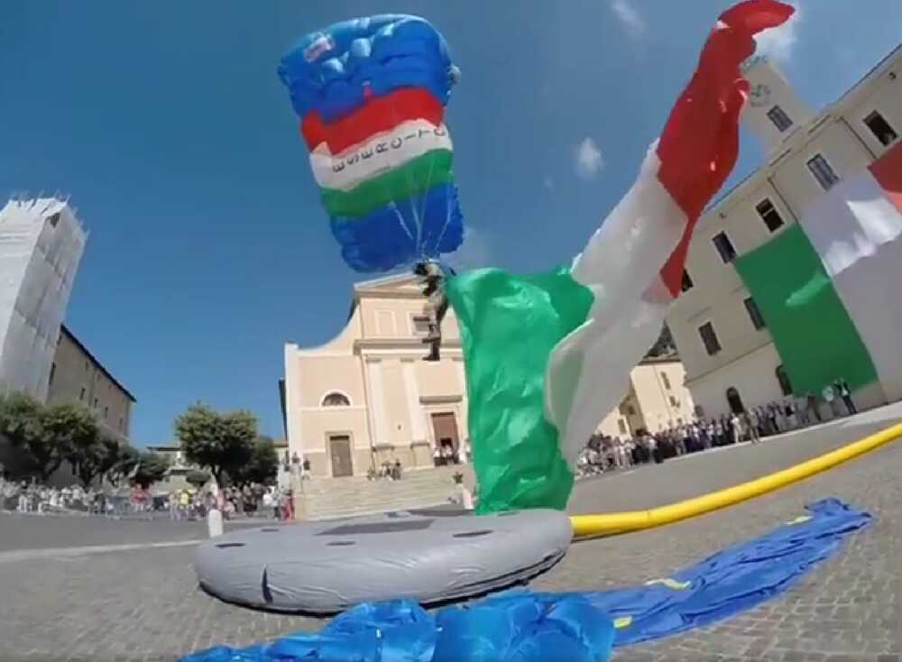 Atterraggio dei parà in piazza della Repubblica, così Allumiere ha ricordato il capitano Taranta 1 folgore para allumiere taranta.jpg