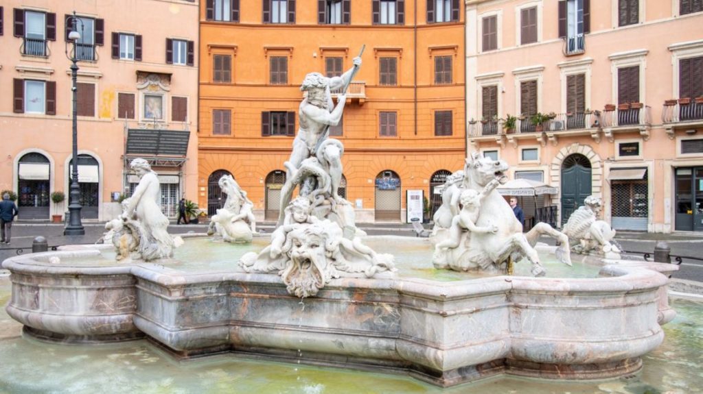 fontana del nettuno roma ferrovie dello stato.jpg