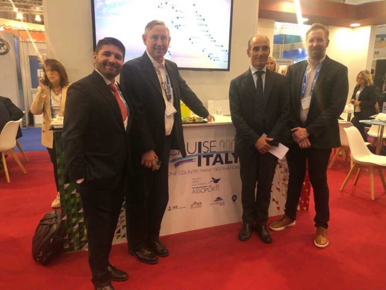 il presidente dellAdSP Pino Musolino con il presidente di Federagenti Alessandro Santi terzo da sin. e due rappresentanti di compagnie crocieristiche.jpeg