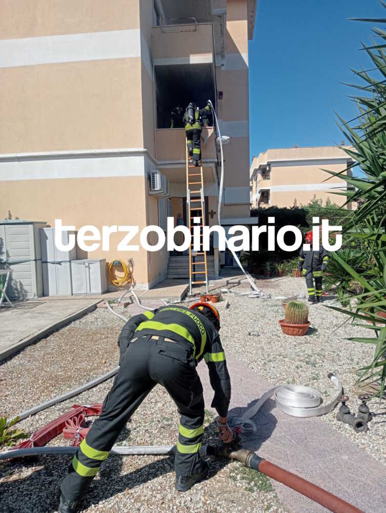 incendio balcone civitavecchia vvf vigili fuoco pompieri.jpg