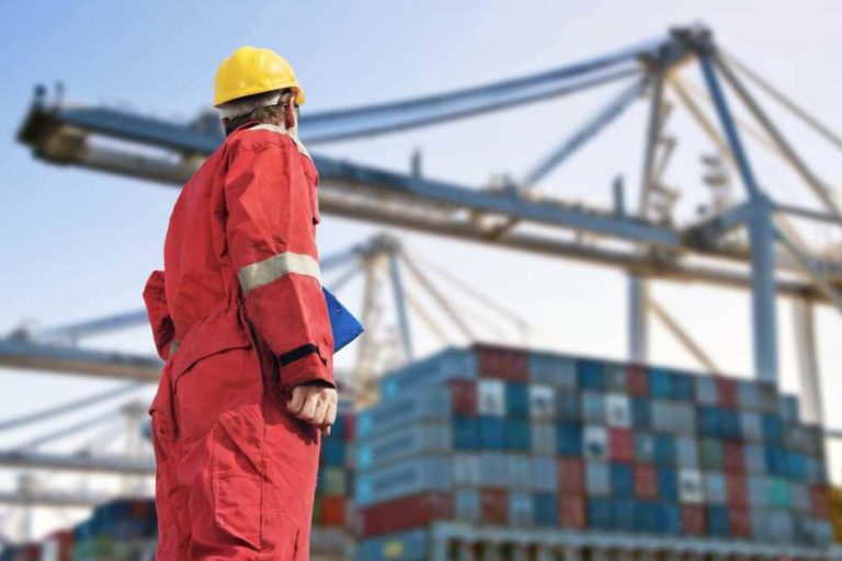 operatore portuale lavoratore container.jpg