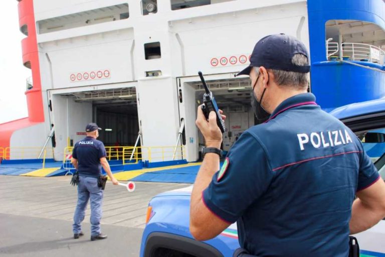 polizia frontiera polmare porto.jpg