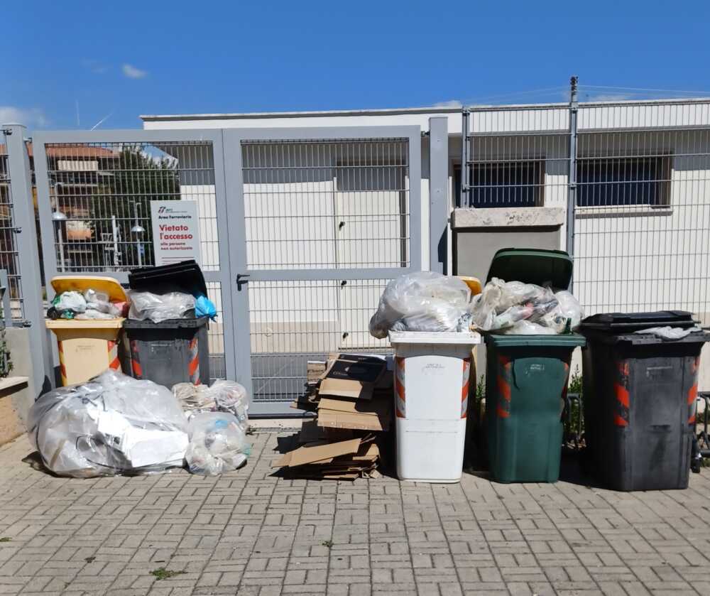 Rifiuti abbandonati alla stazione di Ladispoli, non si sa ci deve rimuoverli 1 rifiuti stazione ladispoli.jpg