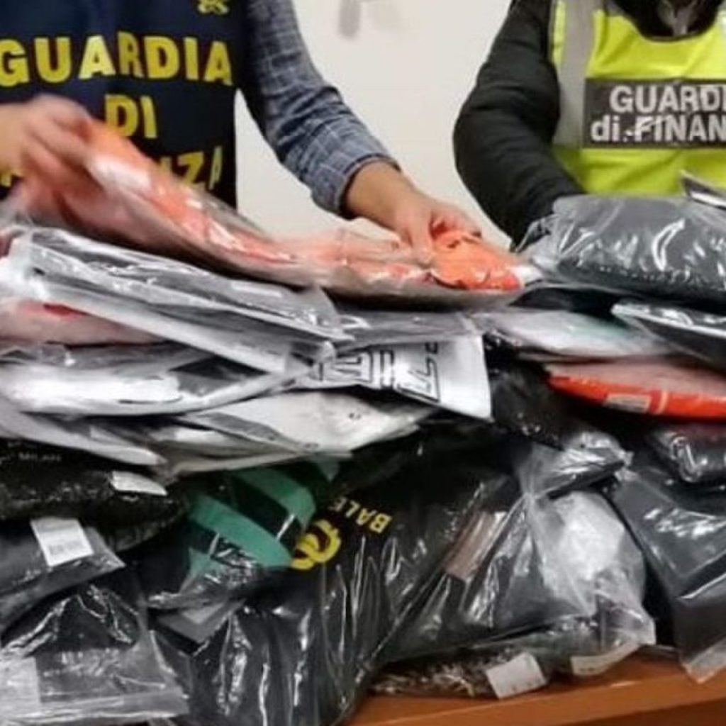sequestro merce contraffatta giugliano guardia di finanza 2 newsbox 1632489493176 1200x1200 1.jpg