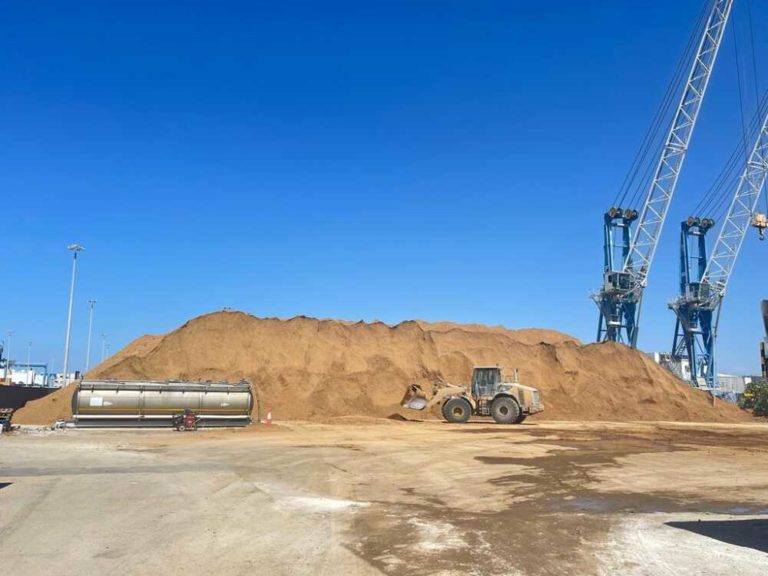 tufo alla banchina 24 stoccato nellarea ex Cementir porto civitavecchia.jpg