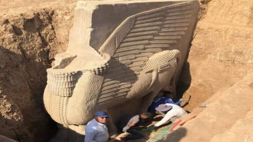 Enorme scultura alata risalente a 2.700 anni fa scoperta in Iraq 1 4715718 1 500x281.jpg