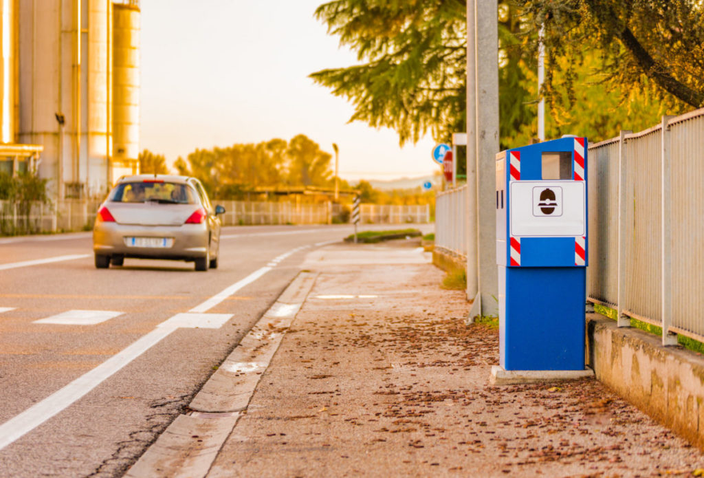 Autovelox su strada urbana.jpg
